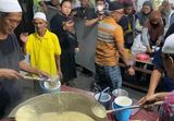 BERITA FOTO: “War” Bubur Samin di Masjid Darussalam Solo, Warga Rela Antre Demi Rasa Khas Banjar
