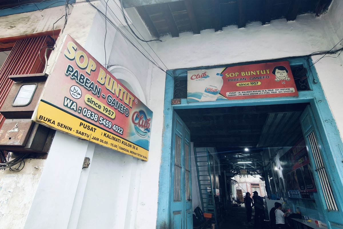 Salah satu penjual makanan legendaris sop buntut yang berada di kawasan Pabean Ganefo, Surabaya Utara, Jawa Timur, berdiri sejak tahun 1957 dan menjadi persinggahan para pencinta kuliner.