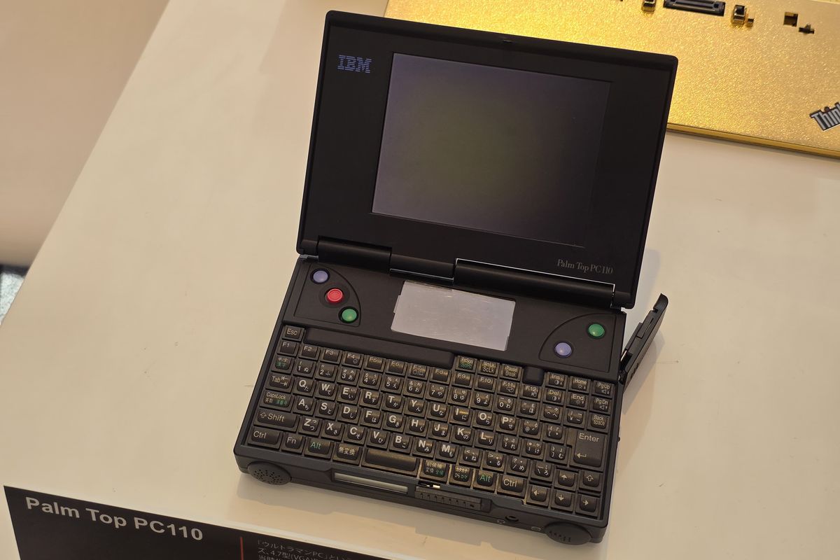 Tampilan laptop Palm Top PC110 yang dipamerkan di museum Yamato Lab di Yokohama, Jepang