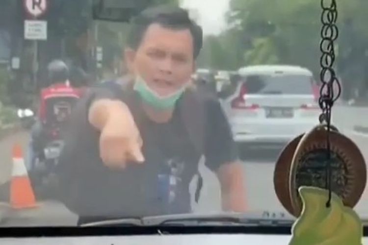 Tangkapan layar video pria diduga berpura-pura tertabrak hingga adang mobil di Pasar Rebo, Jakarta Timur.