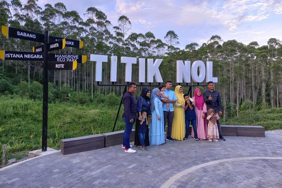 Sejumlah pengunjung berfoto di Titik Nol Kilometer Ibu Kota Negara (IKN) Nusantara di Kecamatan Sepaku, Penajam Paser Utara, Kalimantan Timur, Minggu (22/5/2022). Ramainya pengunjung membuat pemerintah kecamatan membuat sejumlah kebijakan.