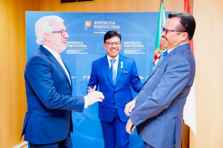 Menteri Komunikasi dan Informatika Johnny G Plate (tengah) berbincang bersama Sekretaris Negara bidang Digitalisasi dan Modernisasi Administrasi Portugal Mario Campolargo (kiri) dan Duta Besar Indonesia untuk Portugal Rudy Alfonso di Kantor Kepresidenan Dewan Menteri, Lisabon, Portugal, Jumat (24/9/2022).