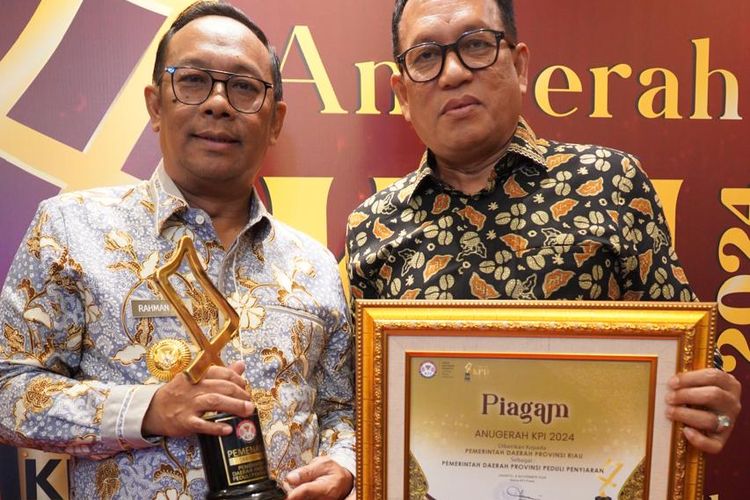 Pj Gubernur Riau Rahman Hadi saat menerima penghargaan kategori Pemerintah Daerah Provinsi Peduli Penyiaran dalam acara Anugerah KPI 2024 yang disiarkan langsung melalui saluran YouTube Media Center KPI Pusat, Jumat (8/11/2024).