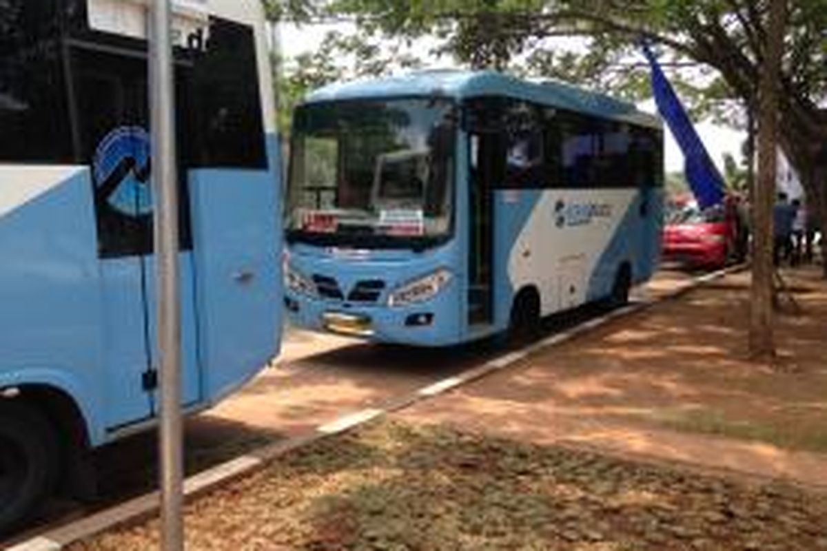 Tampak bus pengumpan atau feeder transjakarta di halte Rusunawa Marunda, Jakarta Utara, Senin (18/1/2016). 





