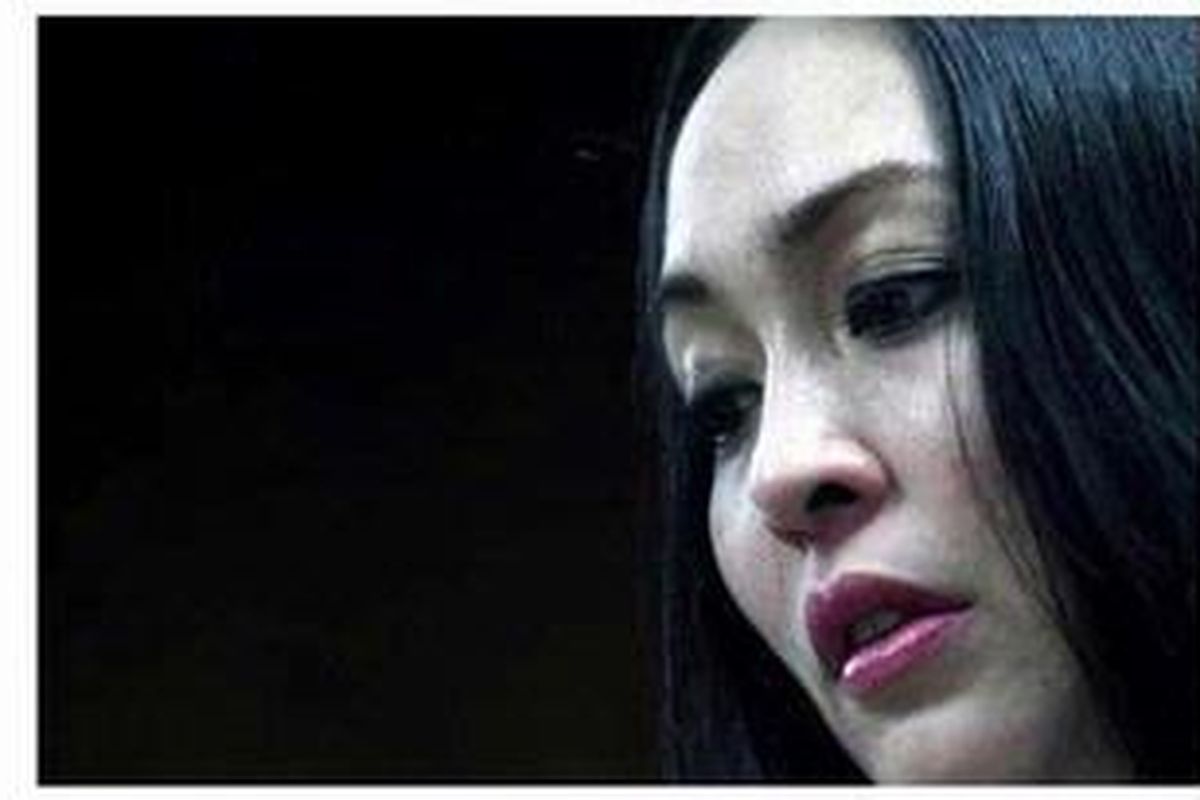 Terdakwa Angelina Sondakh memberikan keterangan kepada wartawan usai menjalani sidang vonis yang digelar di Pengadilan Tindak Pidana Korupsi, Jakarta, Kamis (10/1/2013). Angie divonis 4,5 tahun dengan denda 250 juta Rupiah, karena terbukti terlibat dalam kasus korupsi penerimaan hadiah dalam penganggaran di Kemenpora dan Kemendiknas.  