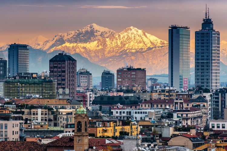 Pemandangan kota Milan dengan gunung Alpen dibelakangnya.