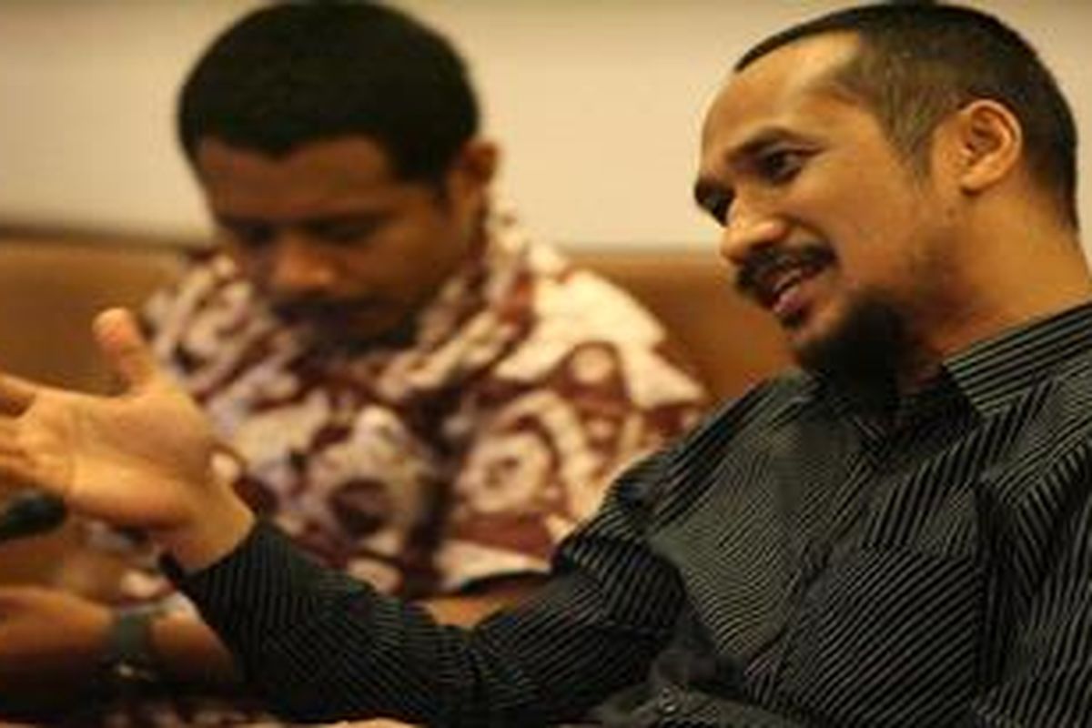 Ketua Komisi Pemberantasan Korupsi (KPK) terpilih, Abraham Samad (kanan) berkunjung ke Redaksi Kompas di Jakarta, Rabu (7/12/2011). 