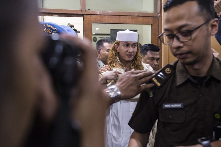 Tersangka kasus dugaan penganiayaan terhadap remaja Bahar bin Smith (tengah) dikawal petugas menuju ruang sidang sebelum menjalani sidang perdana di Pengadilan Negeri Bandung, Jawa Barat, Kamis (28/2/2019). Sidang perdana tersebut beragenda pembacaan dakwaan. 