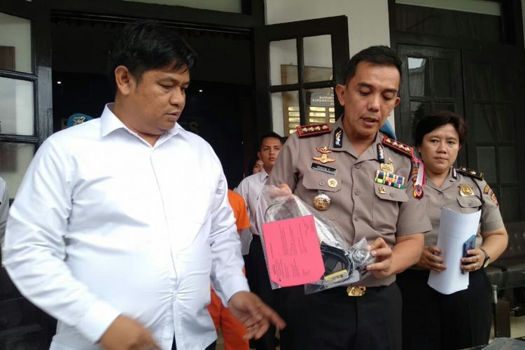 Kapolrestabes Bandung Kombes Irman Sugema tengah memeperlihatkan barang bukti pencabulan yang dilakukan DRP seorang guru les privat terhadap puluhan siswanya.