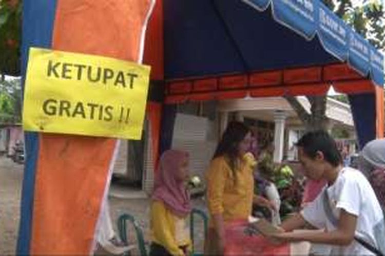 Warga menikmati ketupat gratis pada perayaan lebaran ketupat di Kelurahan kelutan Trenggalek Jawa Timur (13/07/2016)