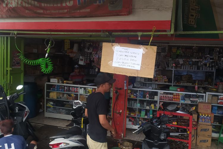 Pemilik bengkel sepeda motor Hadi Jaya Motor, Mashadi di Kawasan Tanjung Emas Semarang, Jawa Tengah. Rabu (25/5/2022)