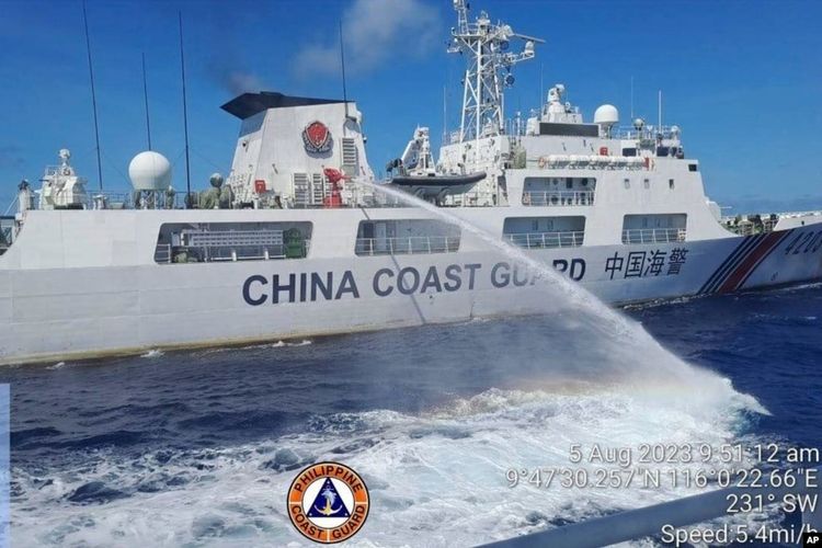Sebuah kapal penjaga pantai China menggunakan meriam air terhadap kapal Penjaga Pantai Filipina di dekat Second Thomas Shoal yang diduduki Filipina, Laut China Selatan pada 5 Agustus 2023 lalu.