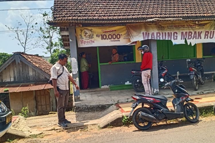 Petugas kepolisian sektor Grabagan, Tuban, melakukan olah kejadian perkara pencurian uang di jalan Desa Grabagan, Kecamatan Grabagan, Kabupaten Tuban, Jawa Timur.