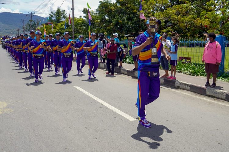 Petugas membawa obor PON XX Papua ketika diarak mengelilingi kota Wamena, Papua, Rabu (29/921)