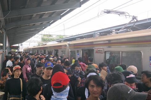 Aliansi Mahasiswa Bekasi Padati Stasiun Bekasi Bersiap Menuju DPR