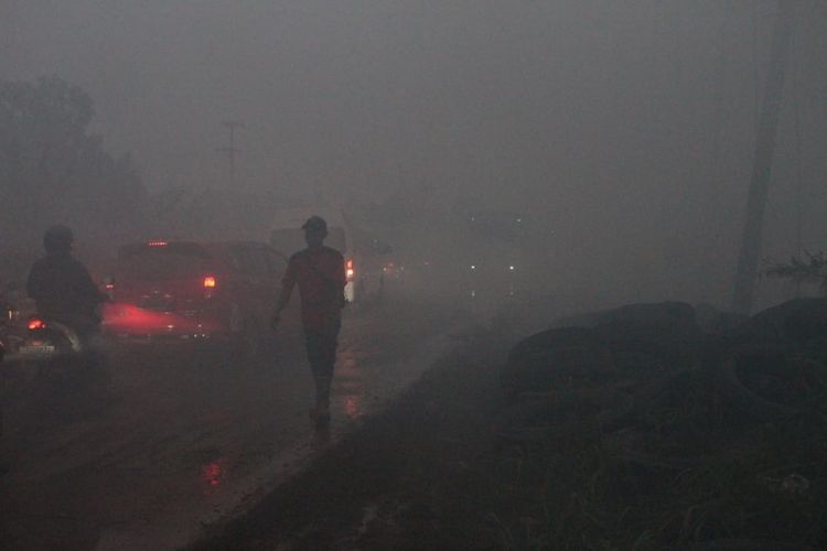 Kebakaran ban bekas yang berada di kawasan Jalan Palembang-Tanjung Api-api, Kabupaten Banyuasin, Sumatera Selatan akibat tersulut api dari kebakaran hutan dan lahan (Karhutla). Kebakran tersebut membuat jarak pandang menjadi terganggu hingga menyebabkan kemacetan sejauh 7kilometer, Selasa (12/11/2019).