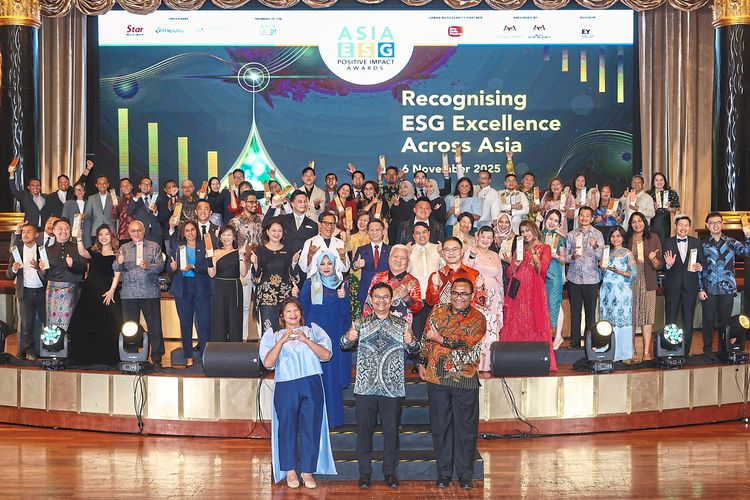 Para penerima penghargaan dalam ajang Asia ESG Positive Impact Awards (PIA) 2025 yang digelar di Kuala Lumpur, Malaysia, Kamis (6/11/2025). Sebanyak 39 perusahaan dari Indonesia, Malaysia, dan Filipina meraih total 52 penghargaan atas kontribusi mereka di bidang lingkungan, sosial, dan tata kelola (ESG).
