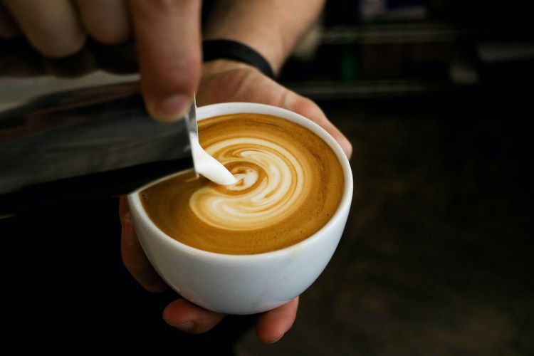 Cafe latte mengandung susu dan bahan pemanis yang bisa memicu pertambahan berat badan.