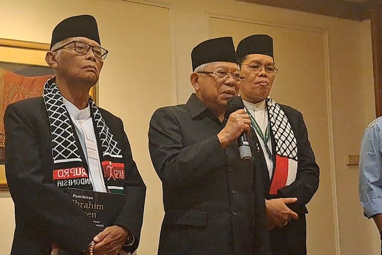 Wakil Presiden sekaligus Ketua Dewan Pertimbangan MUI Ma'ruf Amin (tengah) dan Ketua Umum MUI Anwar Iskandar memberikan keterangan pers seusai Rapat Paripurna MUI di Hotel Aryaduta, Jakarta, Jumat (17/11/2023). 