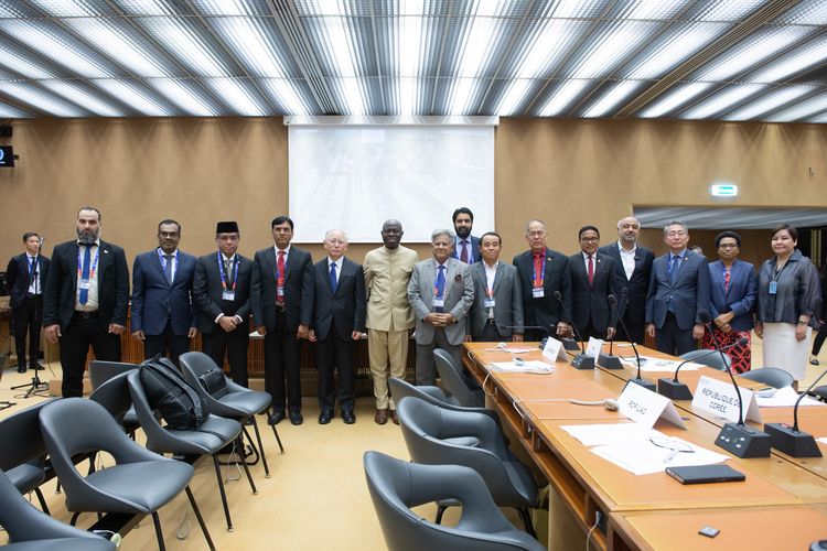 Foto bersama perwakilan negara-negara anggota ASPAG dalam forum Asia Pacific Group (ASPAG) Ministerial Meeting yang berlangsung di Gedung PBB, Jenewa, Swiss.