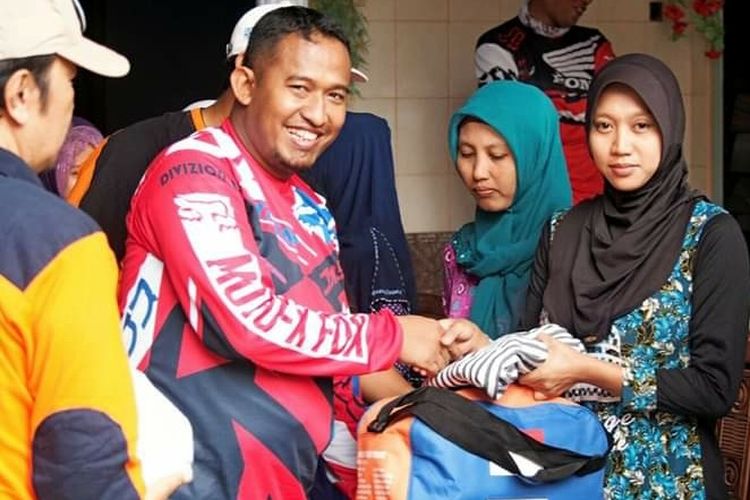 Wakil Bupati Sumenep Ahmad Fauzi bertemu dengan warga dalam balutan kostum trail.