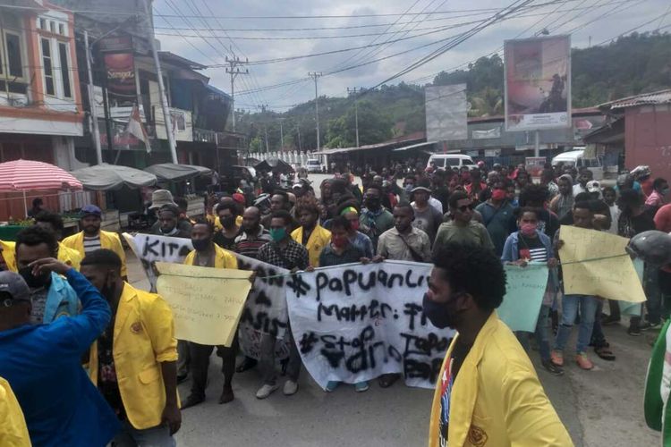 Sejumlah mahasiswa yang akan melakukan aksi turun ke jalan untuk meminta tujuh tersangka kerusuhan Jayapura dibebaskan. Mereka berada di Perumnas 3 Waena, Distrik Heram, Kota Jayapura, Rabu (17/6/2020)