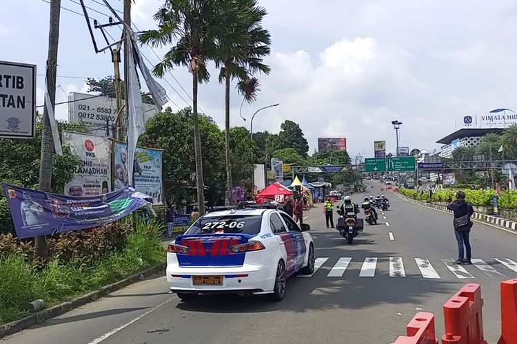 Sejumlah petugas kepolisian melakukan rekayasa lalu lintas satu arah atau one way di Jalur Puncak Bogor, Jawa Barat, Sabtu (7/5/2022).