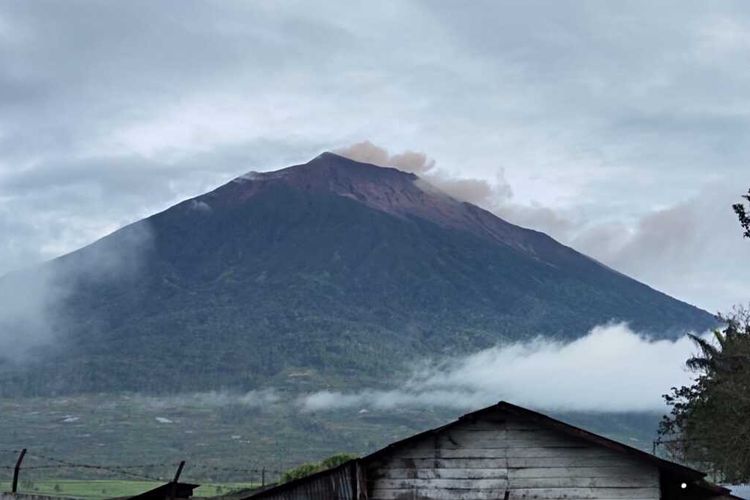 Gunung Kerinci kembali erupsi, Minggu (5/2/2023) pukul 07.22 WIB.
