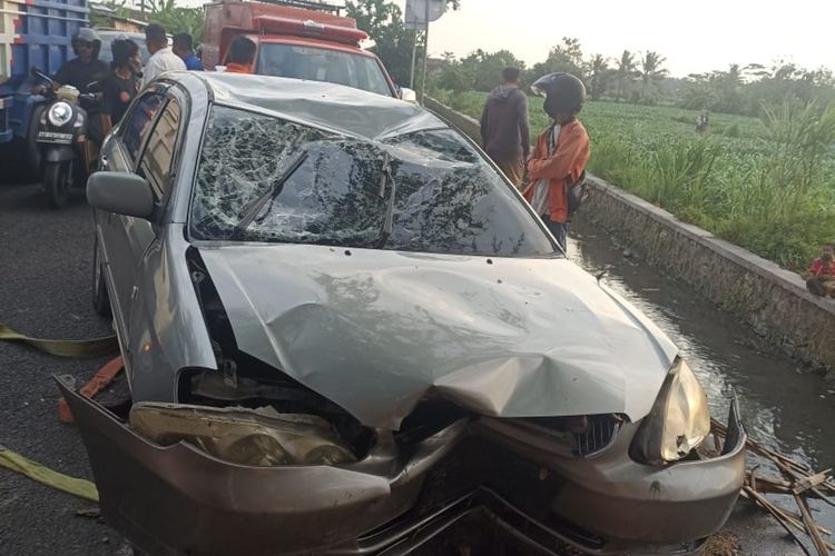 Pengendara Alami Vertigo, Mobil Masuk Selokan dan Terguling di Jalan Parangtritis Bantul