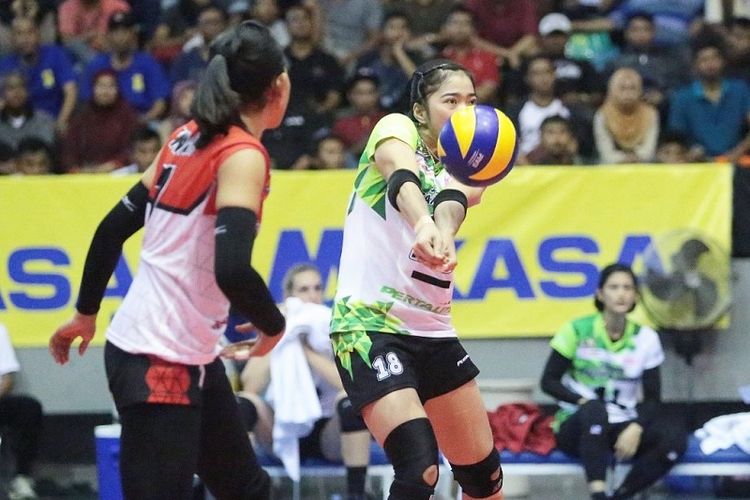 Pemain tim voli putri Jakarta Pertamina Energi, Novia Adriyanti, tampil pada laga seri pertama final four Proliga 2017 di GOR Sritex Arena, Solo, Sabtu (8/4/2017).