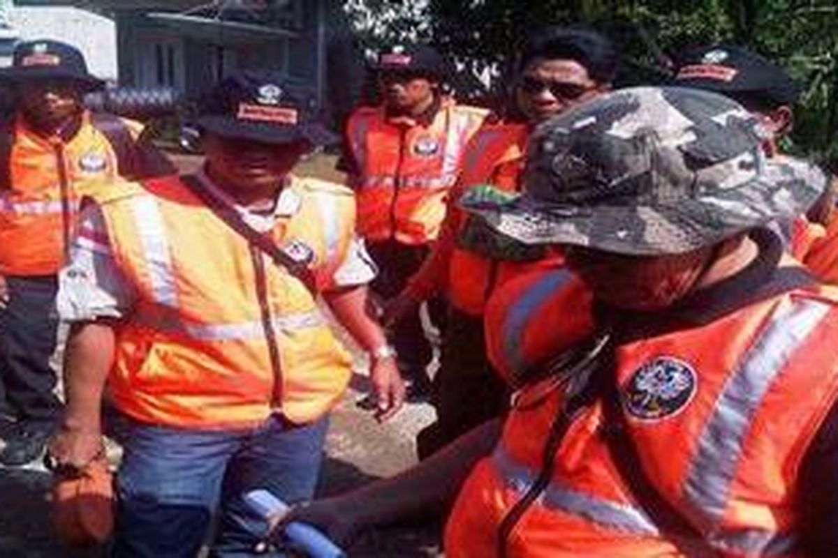 Sejumlah relawan berangkat menyisir Gunung Burangrang di daerah Bojong, Kabupaten Purwakarta, Jumat (18/11/2011).