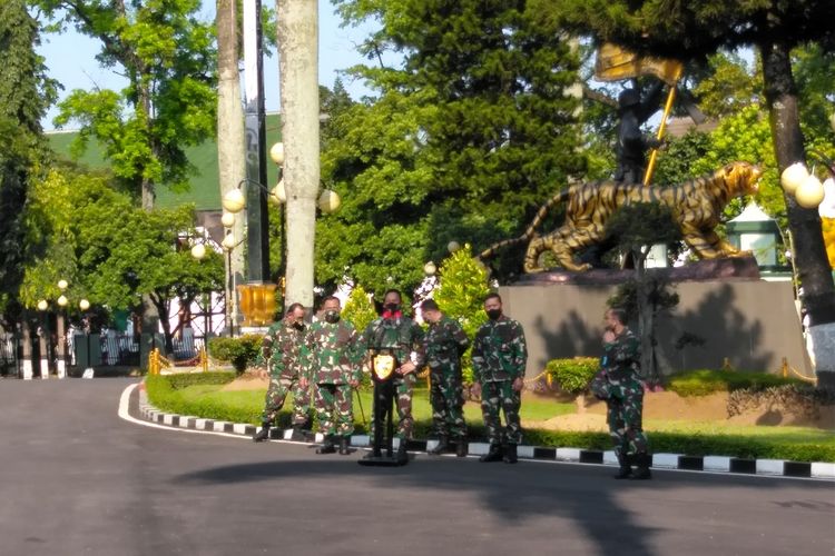 KSAD dan jajaran tengah melakukan konferensi pers terkait kondisi terkini Secapa AD di Makodam III/Siliwangi, Kota Bandung, Sabtu (11/7/2020)