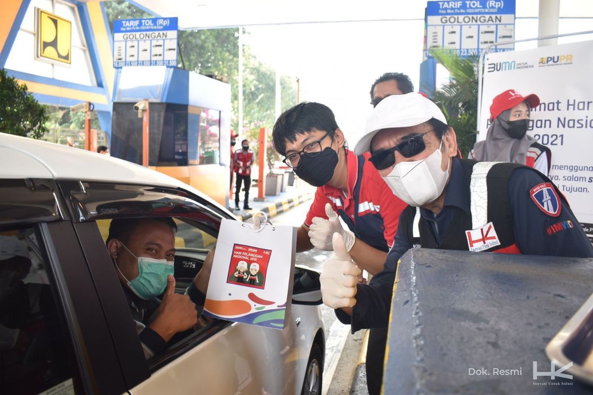 Pembagian uang elektronik (UE) dan merchandise di jalan tol yang dikelola PT Hutama Karya (Persero) dalam rangka memperingati Hari Pelanggan Nasional (Harpelnas), Sabtu (04/09/2021).