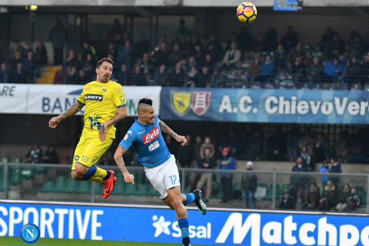Marek Hamsik dkk gagal menjauh dari kejaran Juventus setelah bermain imbang tanpa gol di markas Chievo Verona, Minggu (5/11/2017).