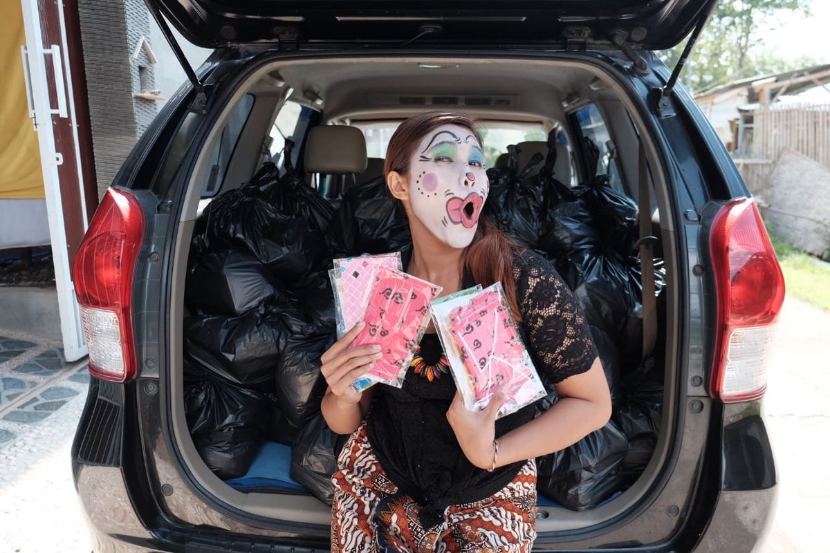 Inem Jogja berbagi sembako, masker, dan hand sanitizer kepada para pedagang kaki lima, driver ojek online, dan lain-lain.