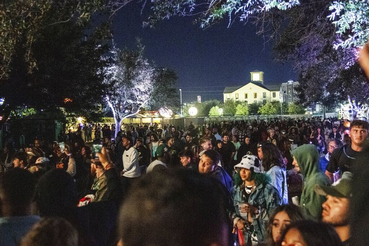Pengunjung festival terlihat bergegas ke area VIP sebelum Travis Scott tampil pada hari pertama Festival Musik Astroworld di NRG Park pada Jumat, 5 November 2021, di Houston. 