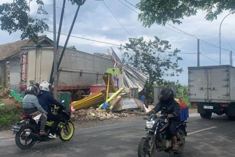 Truk kontainer menabrak warung makan di Jalan Raya Sukabumi, tepatnya di Kampung Gombong, Desa Songgom, Kecamatan Gekbrong, Kabupaten Cianjur, Selasa (28/2/2023). 

