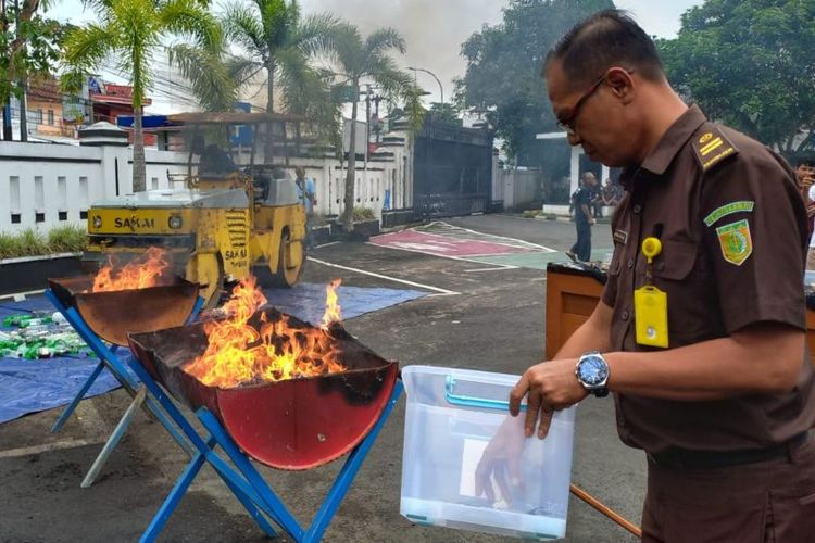 Petugas memusnahkan barang bukti dari hasil kejahatan yang sudah selesai proses hukumnya di halaman Kantor Kejari Tasikmalaya, Jawa Barat, Selasa (28/11/2023).  