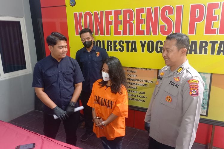 RK perempuan yang nekat hajar temannya diamankan Polresta Yogyakarta, Selasa (28/2/2023)