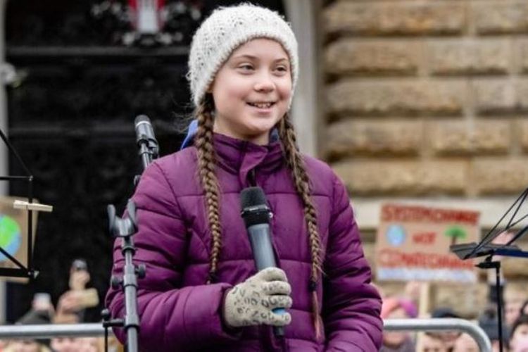 Aktivis lingkungan asal Swedia Greta Thunberg (16) berbicara di atas panggung saat demonstrasi murid yang menyerukan perlindungan iklim pada Jumat (1/3/2019) di depan balai kota di Hambourg, Jerman. (AFP/Alex Heimken)
