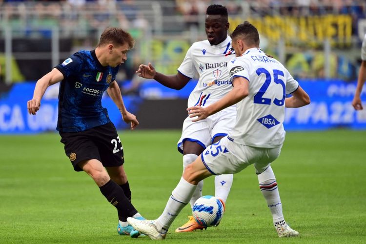 Gelandang Inter Milan, Nicolo Barella, terlibat duel perebutan bola dengan personel Sampdoria, Ronaldo Vieira dan Alex Ferrari, dalam laga Liga Italia 2021-2022 antara Inter vs Sampdoria di Stadion Giuseppe Meazza, Minggu (22/5/2022)