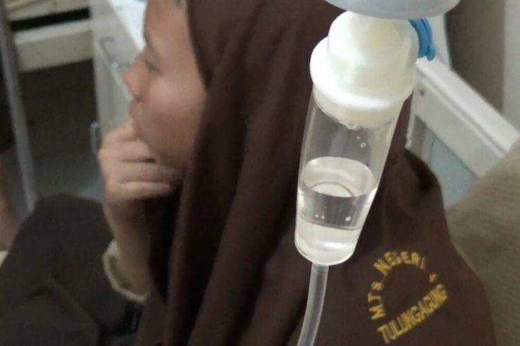 Pelajar MTS Negeri 4 Bandung Tulungagung Jawa Timur, menjalani perawatan medis diduga keracunan setelah mengkonsumsi minuman capucino cincau, Sabtu (19/09/2023)---#
