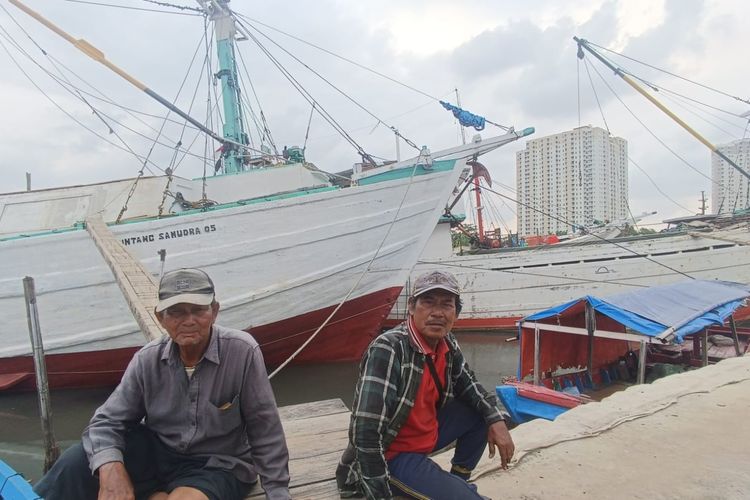 Lupi (60) kanan dan Bakar (77) kiri, tukang ojek sampan di kawasan Pelabuhan Sunda Kelapa.