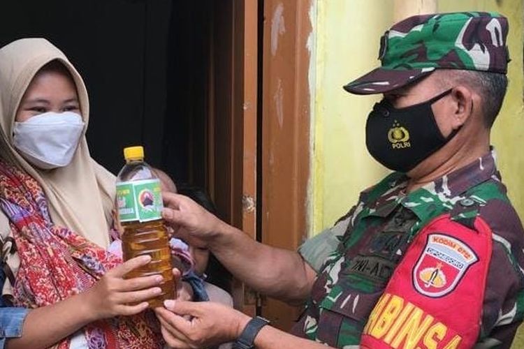 Babinsa Koramil Sumurpanggang, Kodim 0712/ Tegal Serka Suriswo menyalurkan bantuan minyak goreng gratis kepada warga Kelurahan Sumurpanggang, Kecamatan Margadana, Kota Tegal, Selasa (26/4/2022) (Dok. Kodim Tegal)