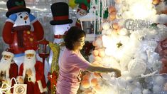 Tren Pohon Natal Warna Pink Curi Perhatian, Sentuhan Kreatif dari Surabaya