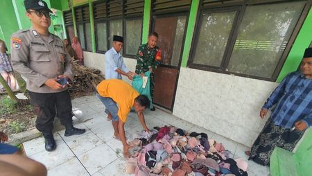 Ratusan Kutang Ditemukan Berserakan di Dalam Ruang Kelas di Sekolah Dasar Bojonegoro, Kok Bisa?
