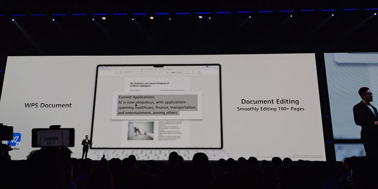 Senior Product Expert Huawei Mobile Devices, Kelsen Tan menjelaskan fitur WPS Office PC-level di MatePad Pro 13.2 di acara peluncuran tablet ini di Kuala Lumpur, Malaysia, Selasa (18/2/2025).