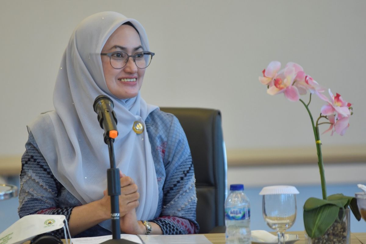 Bupati Luwu Utara (Lutra) Indah Putri Indriani (IDP) saat menandatangani Adendum atau ketentuan atau pasal tambahan perjanjian kerja sama dengan Branch Manager PT Asuransi Jasa Indonesia (Jasindo) Branch Office Makassar Tony Hendrawan di kantor Jasindo, Makassar, Senin (4/10/2021).
