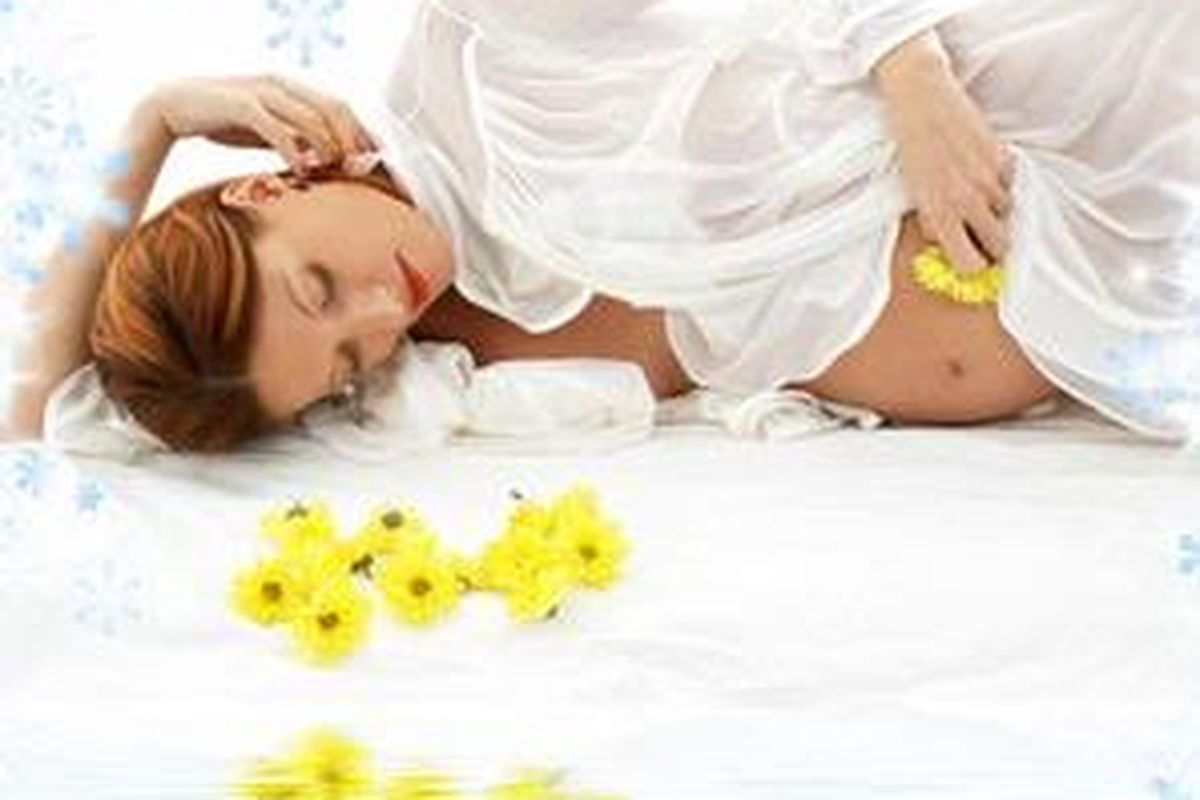 Posisi tubuh miring saat bumil menjalani perawatan spa.