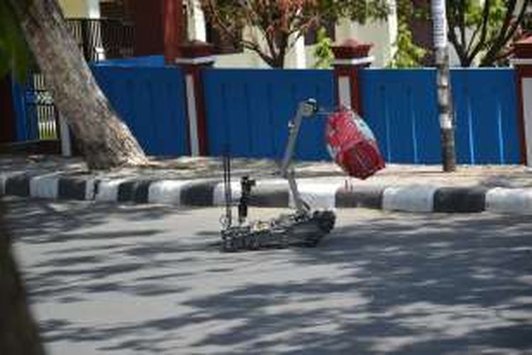 Robot Gegana Polda Maluku Utara mendeteksi sekaligus mengamankan tas yang dicurigai bom dari atas halte sekolah, Kamis (18/2/2016)